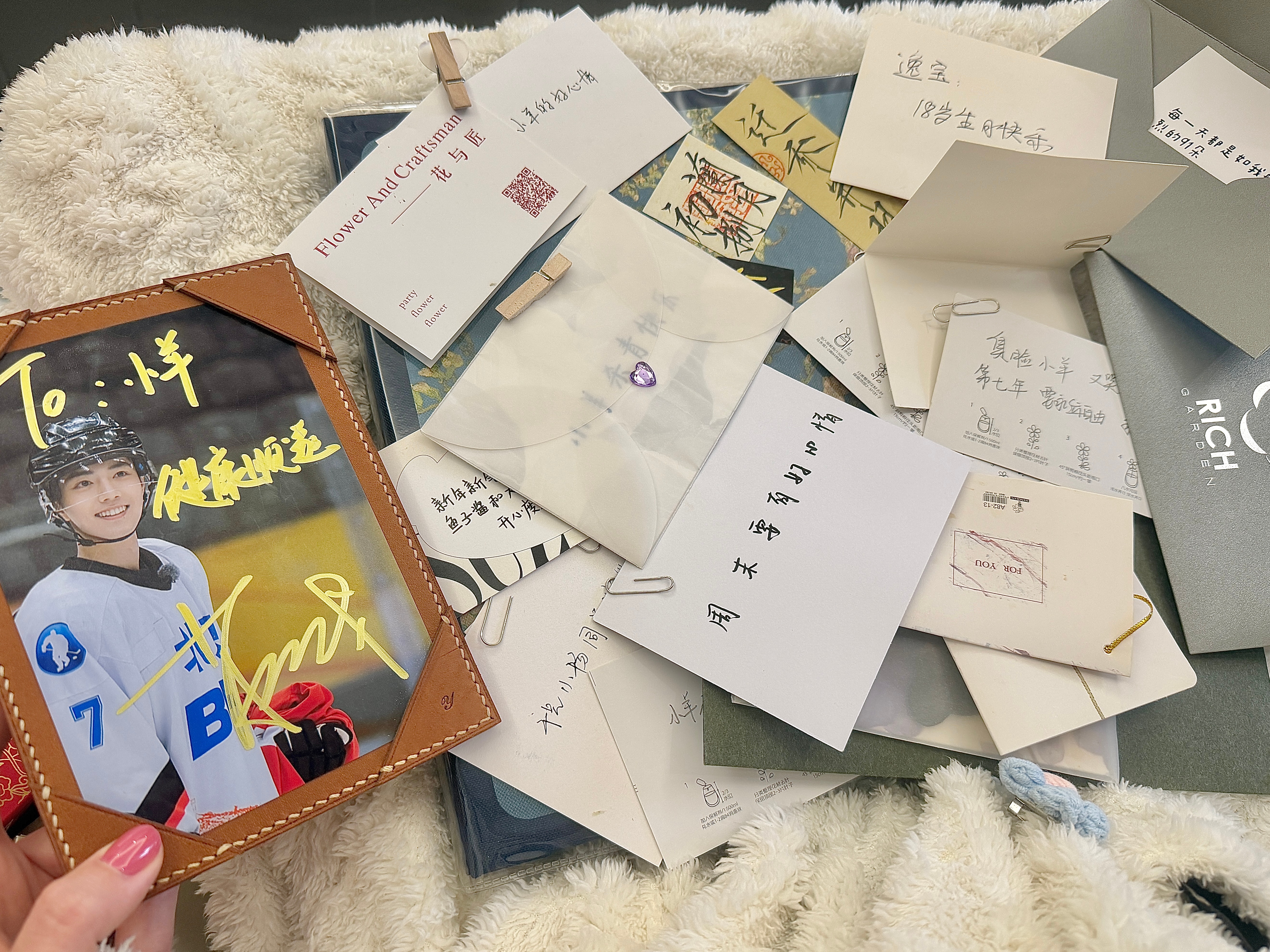 搬家翻出来好多小卡片翻到21年肖战的亲签是冰球照