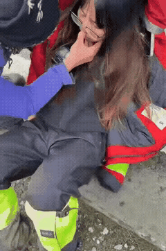 女子高原游玩昏迷教练施救后醒来直接给教练一巴掌网友：这太自信了。


现如今网络