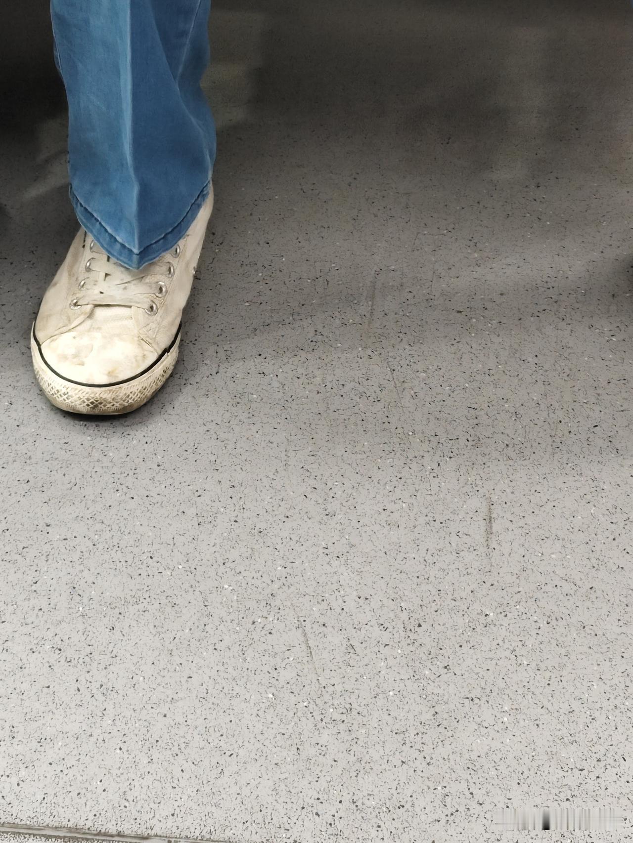 咱也不是什么干净人，所以把平时别说白色帆布鞋，一般其他的帆布鞋我也不爱穿，不是说