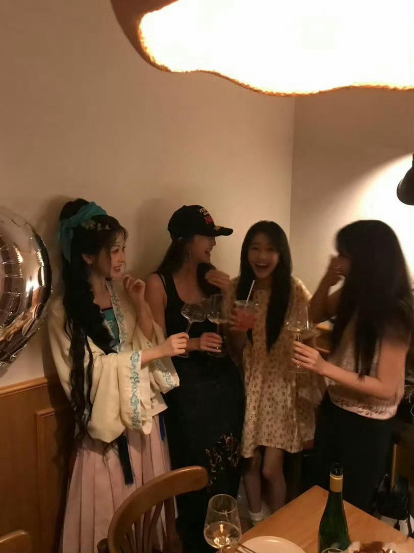 真的好羡慕这个何盼大王的朋友圈人脉！昨天去参加21世纪朋友的生日party今天就