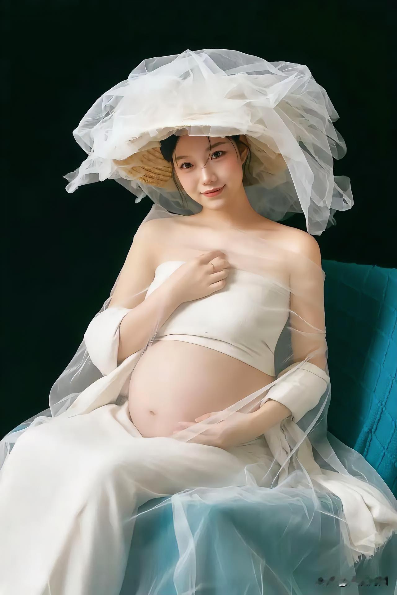 温柔的孕味照中，白色婚纱与透明面纱完美相融，优雅与柔美尽显无遗。童话感孕照  浅