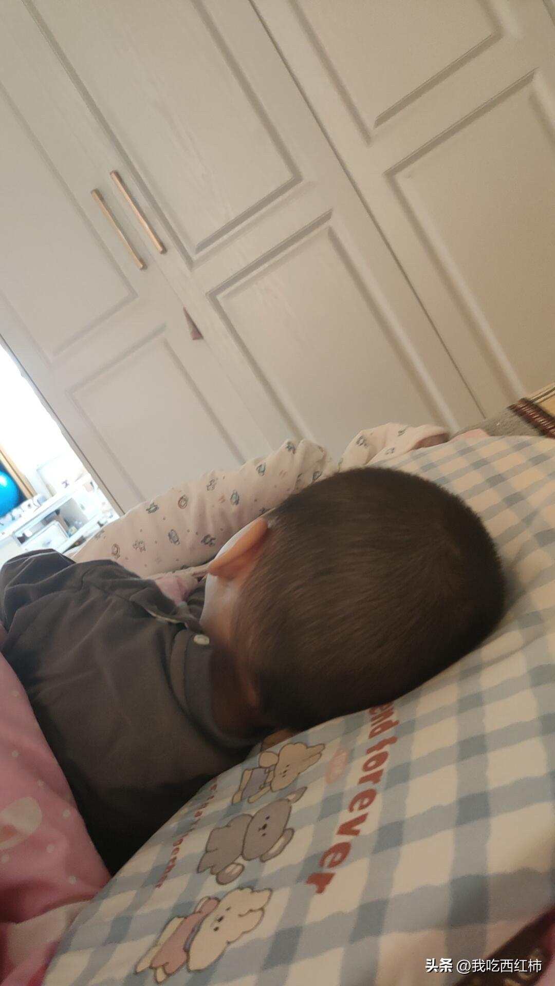 我又没忍住对他大吼大叫，把他扔在床上转身走开。他一边哭一边追着喊妈妈，气头上的我