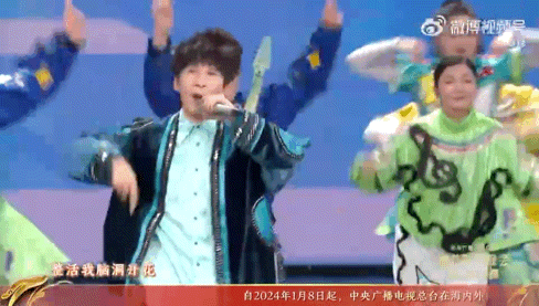 #开心还得看大张伟# 嗨翻全场还是得看大张伟，一出场春晚全场都热闹了起来，而且演