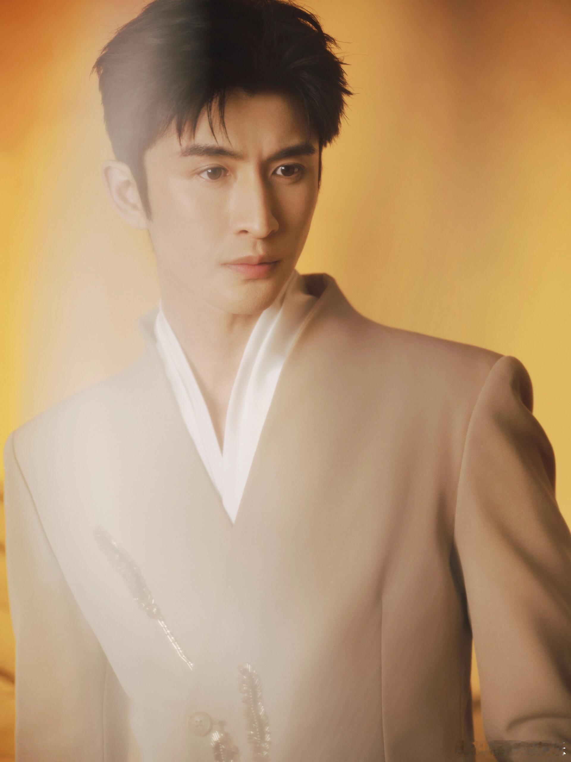 张云龙张远在这又聊又唱 本期《歌手》以老友相聚为主题，张云龙与张远叙旧畅谈相识经