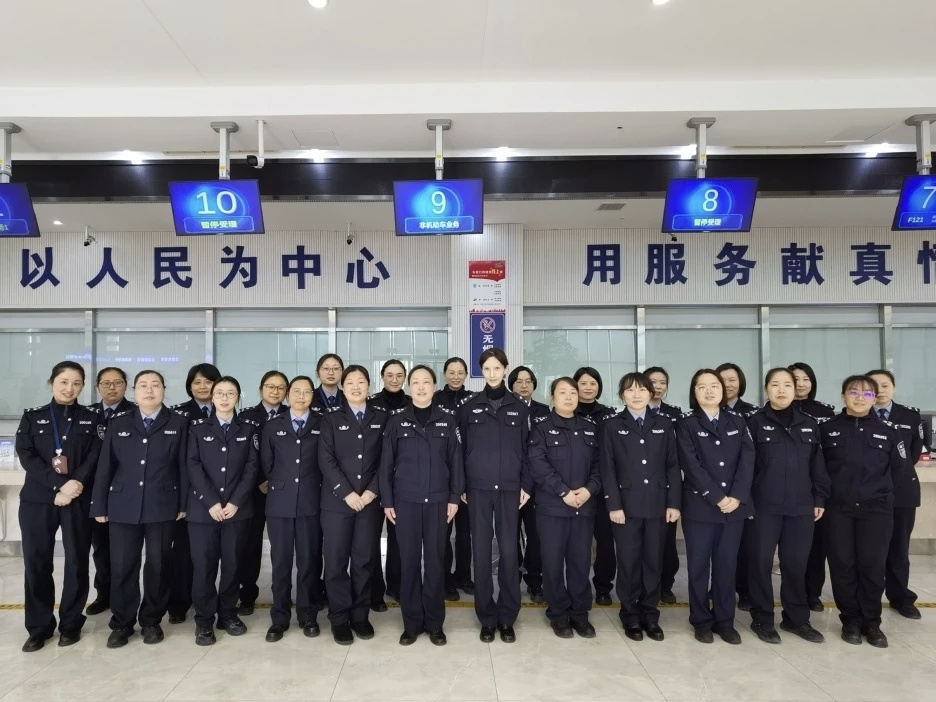 宁波宁海三尺窗口暖民心 宁海车管所这群平均38岁的女警，用温柔与专业把办事窗口变