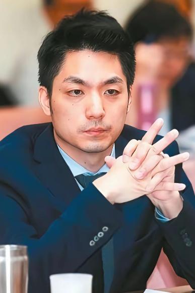 最近蒋家那个后人，又喊话想把两口棺椁迁回大陆，奉化那边连地都有人提过选好了。
 