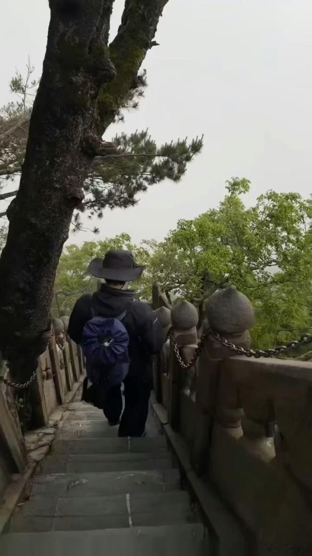 武当山偶遇王星越武当山偶遇王星越，还问他要了微信！武当山偶遇王星越还要了微信