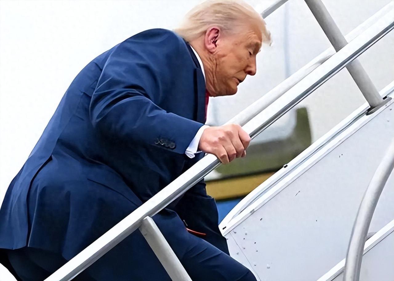 特工冲上主席台，第一反应不是护住总统，而是把副总统直接拽走，这画面，怎么看都不对