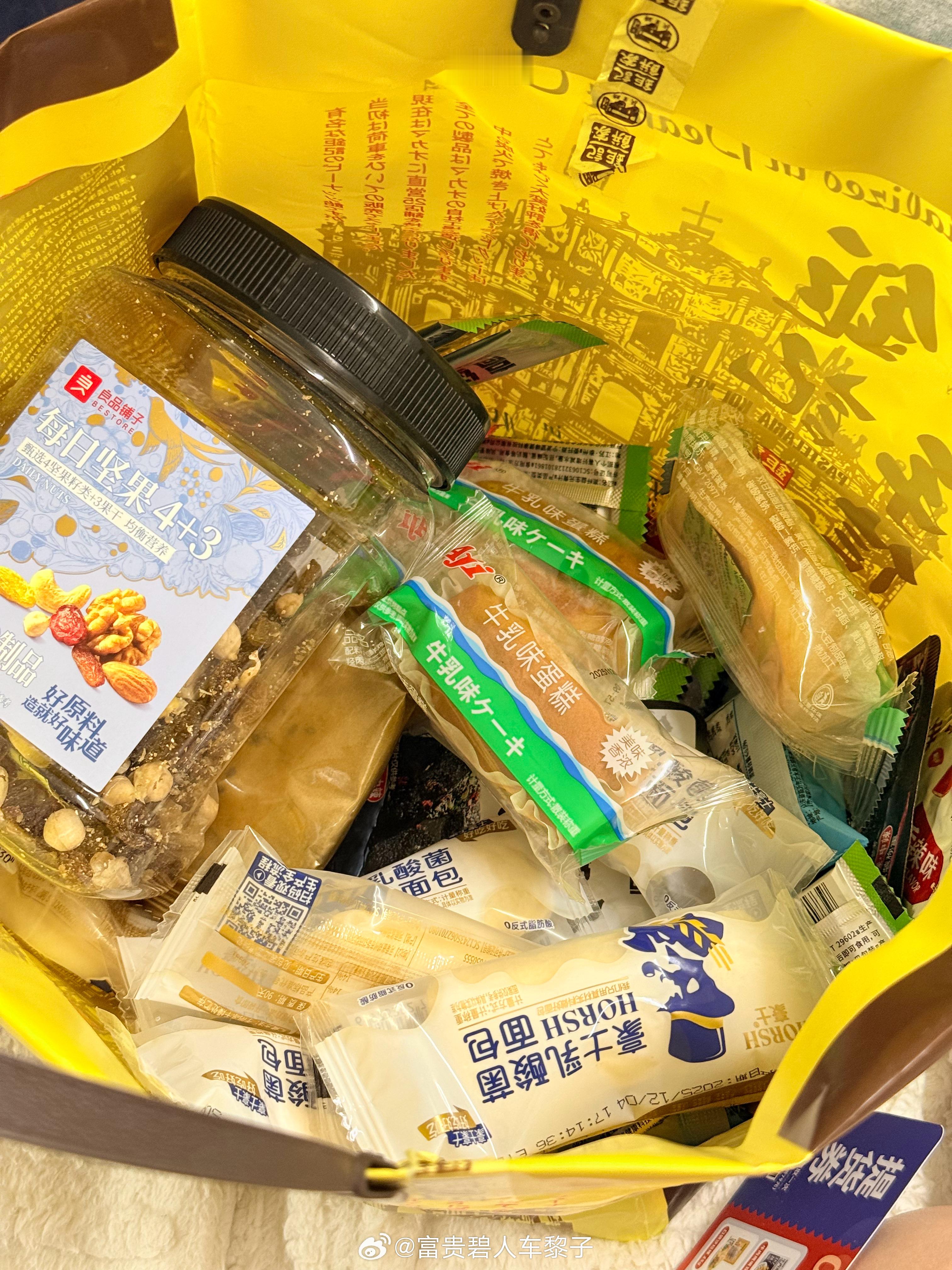 在家收拾出了一大袋子过期零食果然还是年纪到了，过了爱吃零食的时候以前家里的零食买