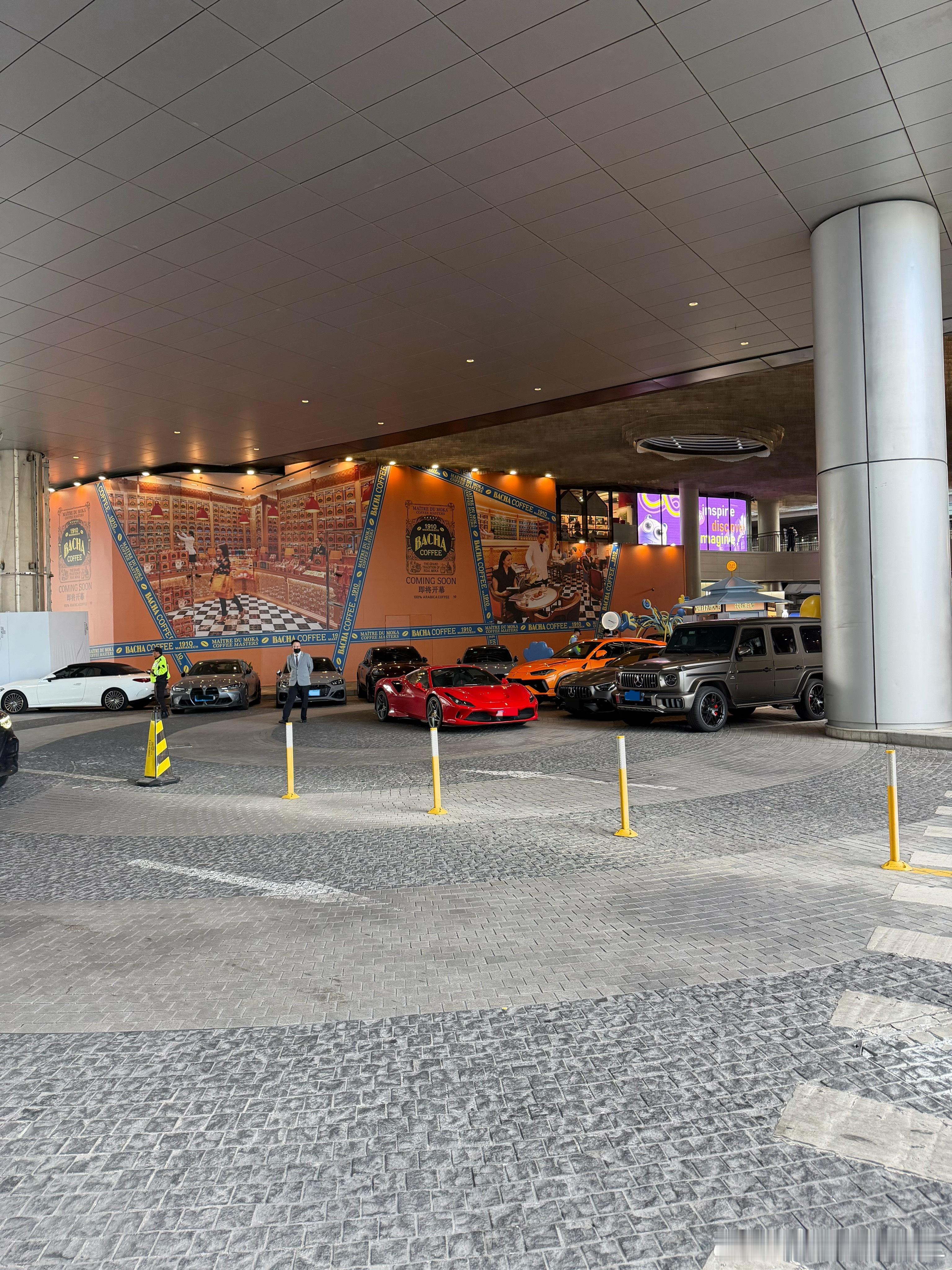 天气好在上海city walk 看到了辆E63S！facelift之后的e63也