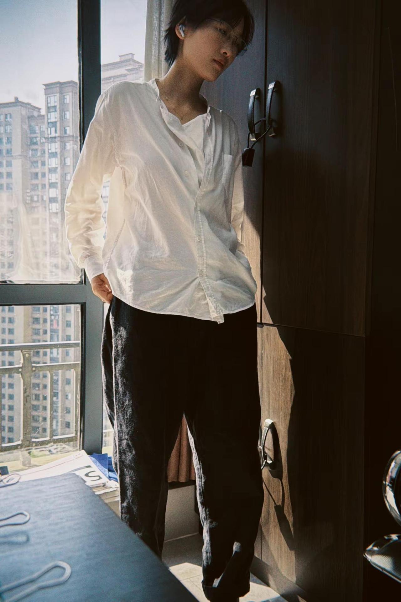 足够简单 足够舒服。白色衬衫look