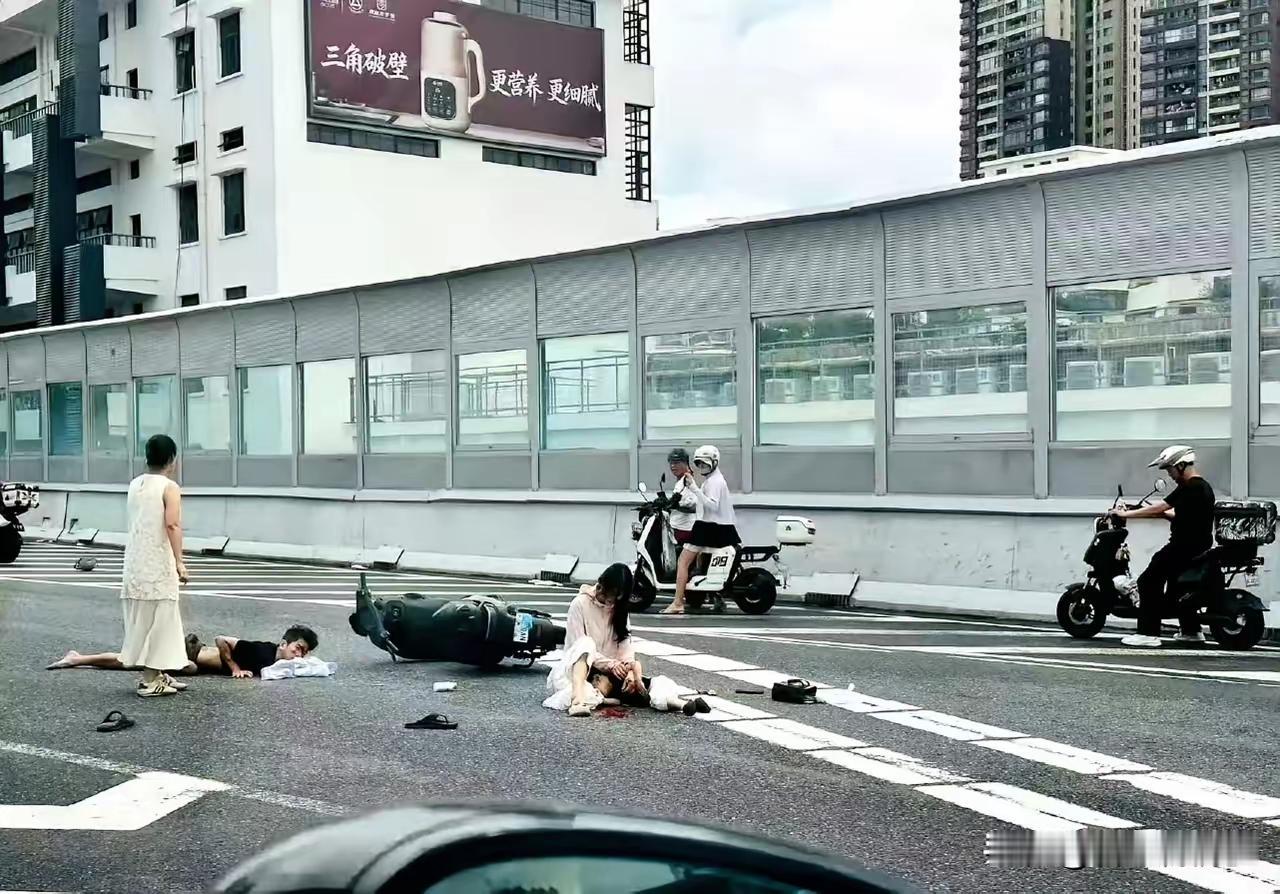 压根就不该有争论，

很多人还在互相争辩责任，

实在没必要。看到一家三口骑电动