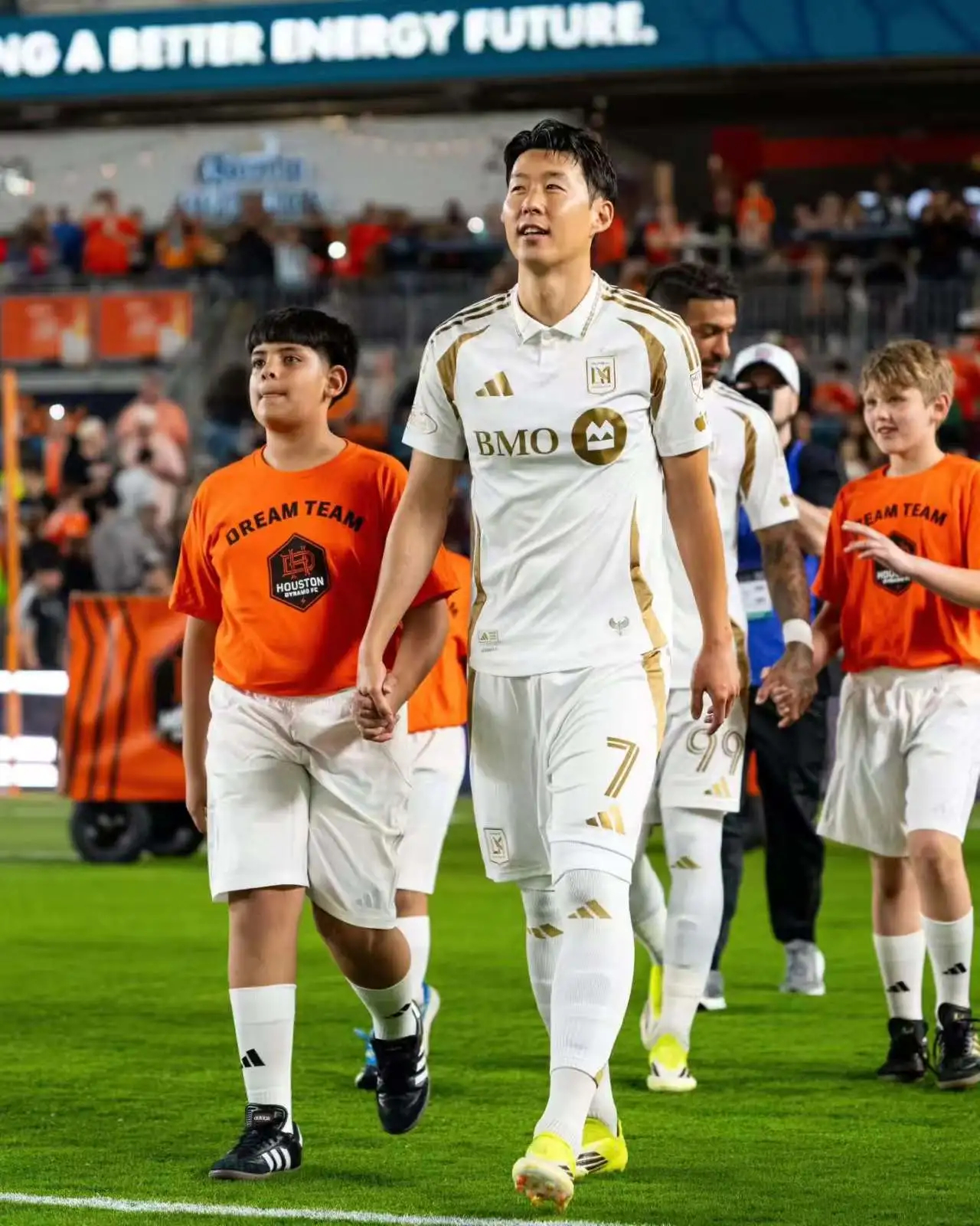 孙棒在mls这个赛季还没有进球呢，4场首发几乎打满，mls也没有那么容易，二线的