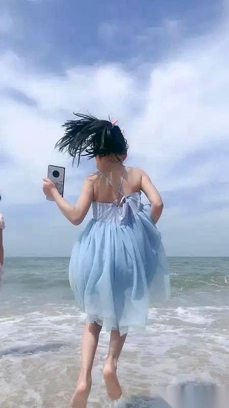 有些老话，真是又损又绝。
劈头盖脸问一句，纱窗擦屁股——后半句是啥？
露一小手。