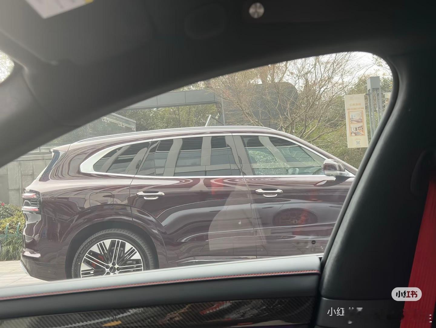 极氪极氪8x 小红薯🍠有网友拍到了无伪装的极氪8X，正式官方宣传的红色版本，看