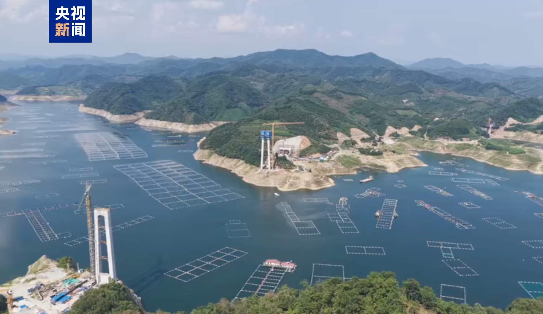 东北地区跨度最大悬索桥主塔封顶 “黄金大外环”加速建设