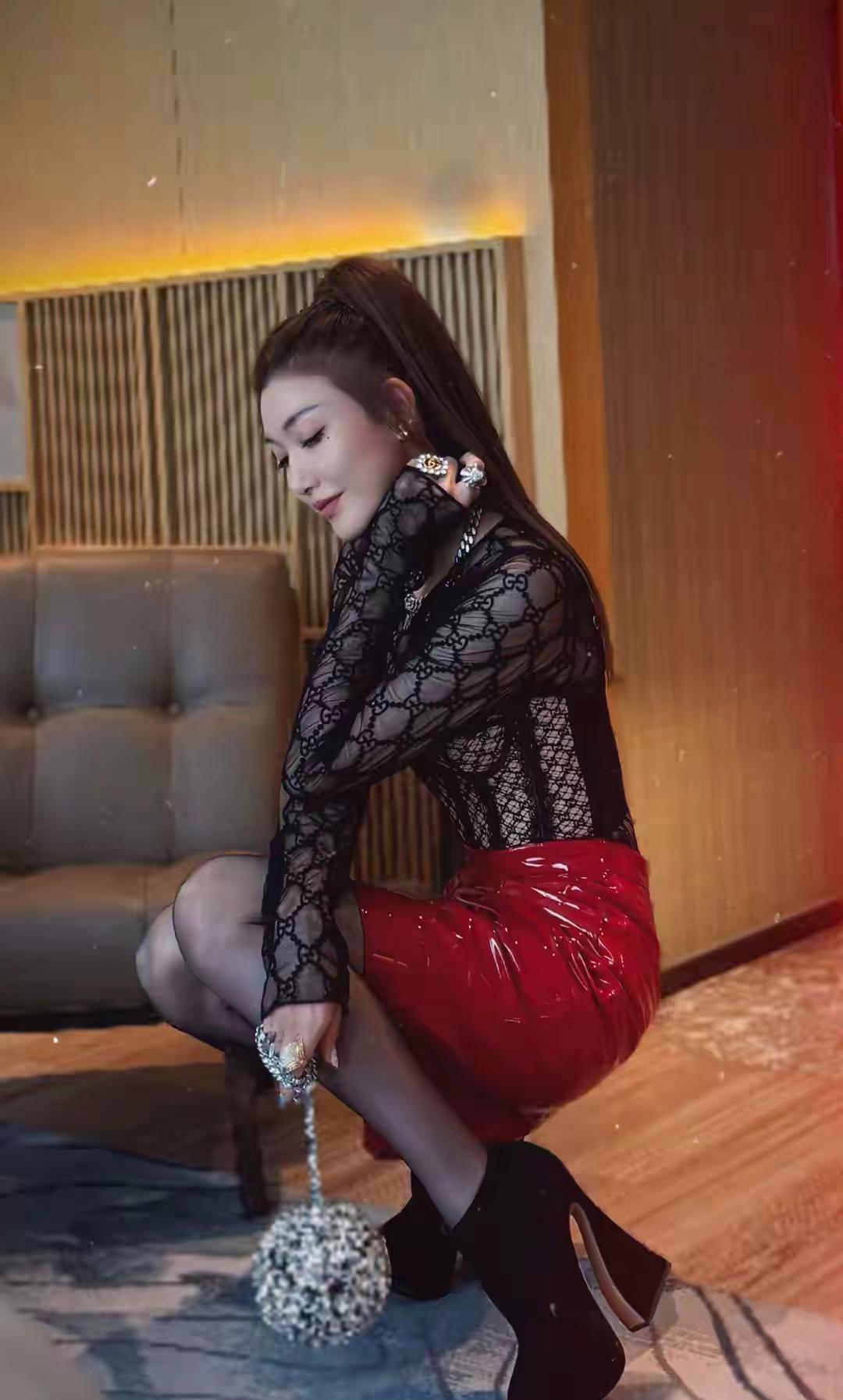 红漆皮裙配黑蕾丝，李彩桦这一身御姐封神
 
谁能抵得住李彩桦自带的熟女氛围感，高