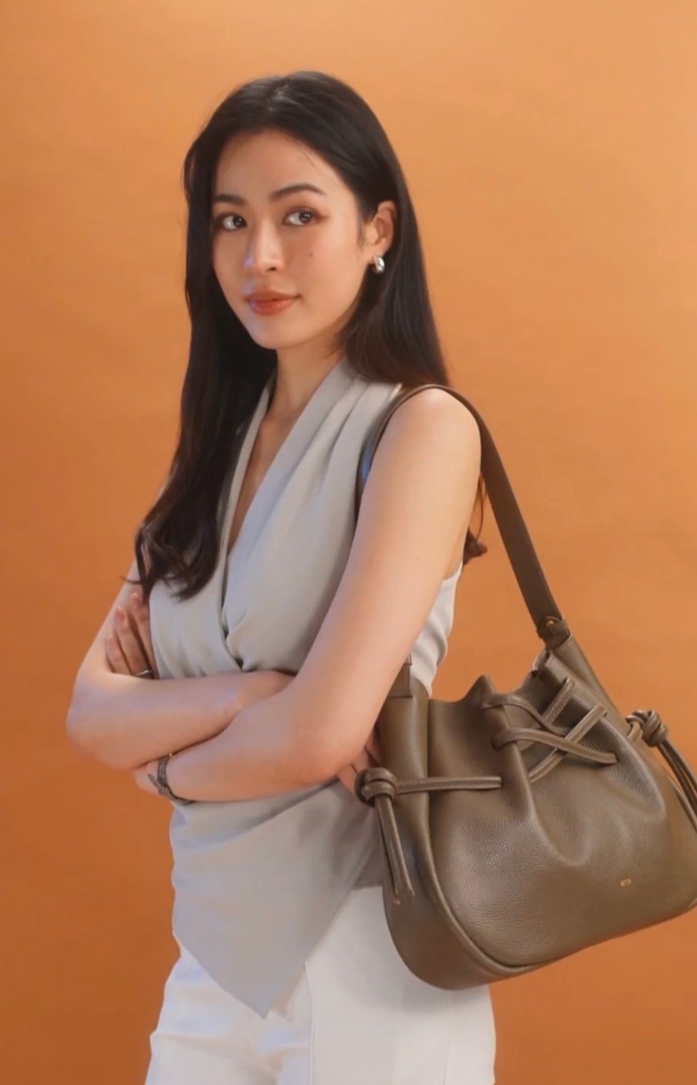 美丽的姑娘总是自带光芒，走到哪里都能吸引目光。邝玲玲