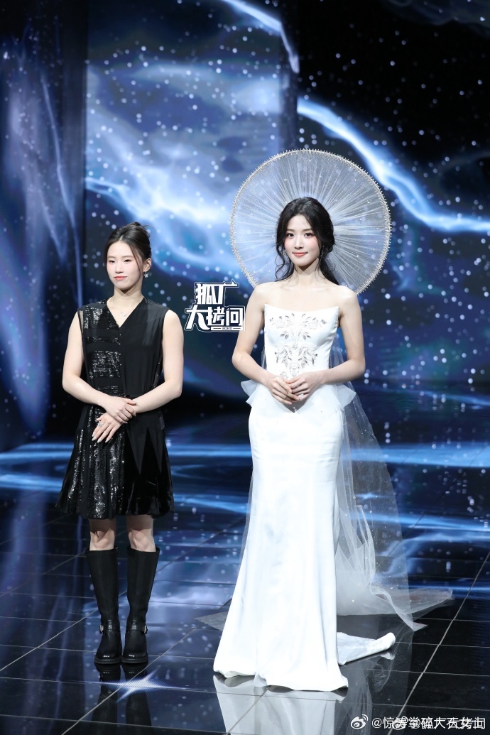 陈芋汐卢昱晓一起走红毯卢昱晓陈芋汐一起走红毯陈芋汐卢昱晓并肩亮相红毯，生图画面很