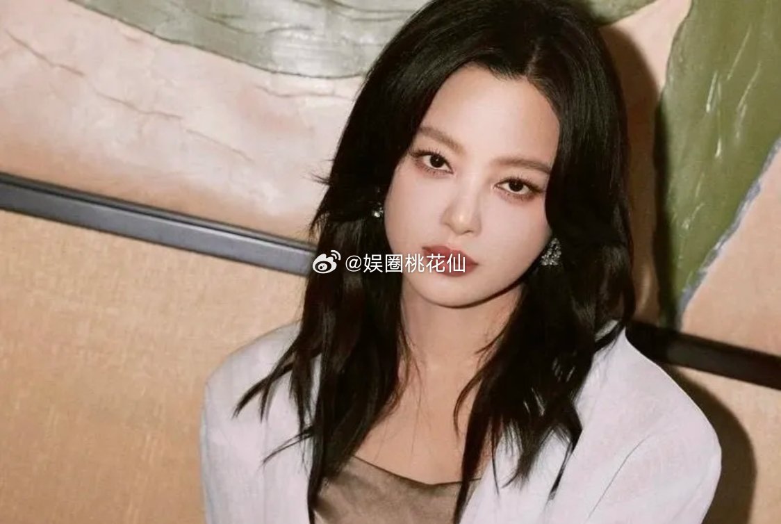 此次合影为金爵奖评委会集体亮相，现场地面印有清晰的SIFF字母站位标识，字母I对