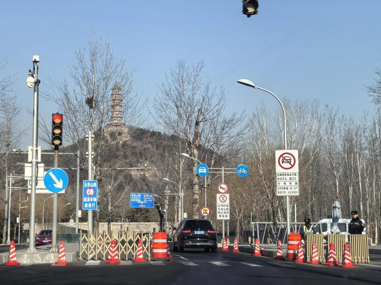 的冬日街景，古塔映衬下，红绿交错。2025-1-18