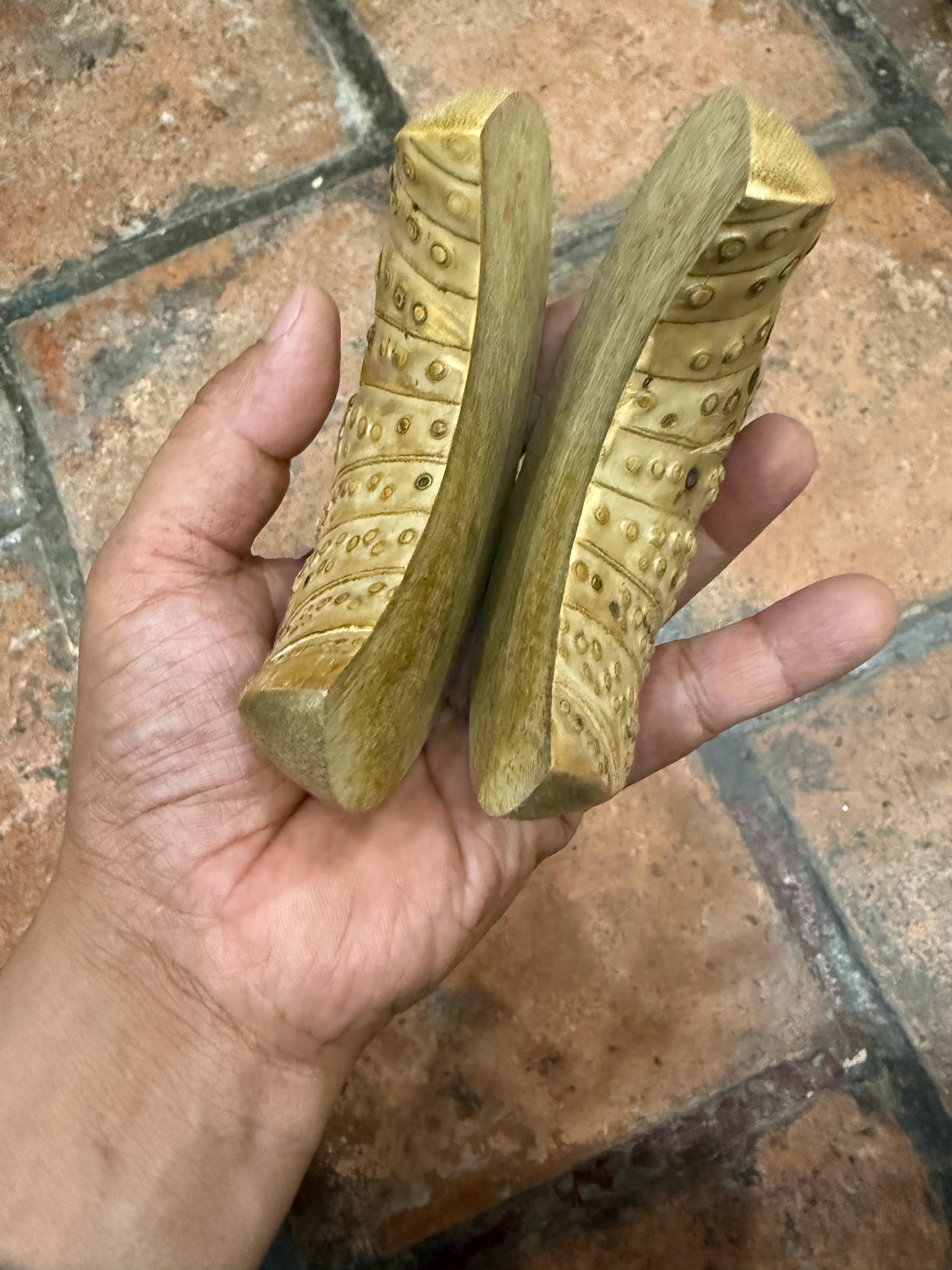 很多人一生都在向外寻找救赎。期盼贵人相助，等待境遇好转，寄希望于外物抚平内心伤痛