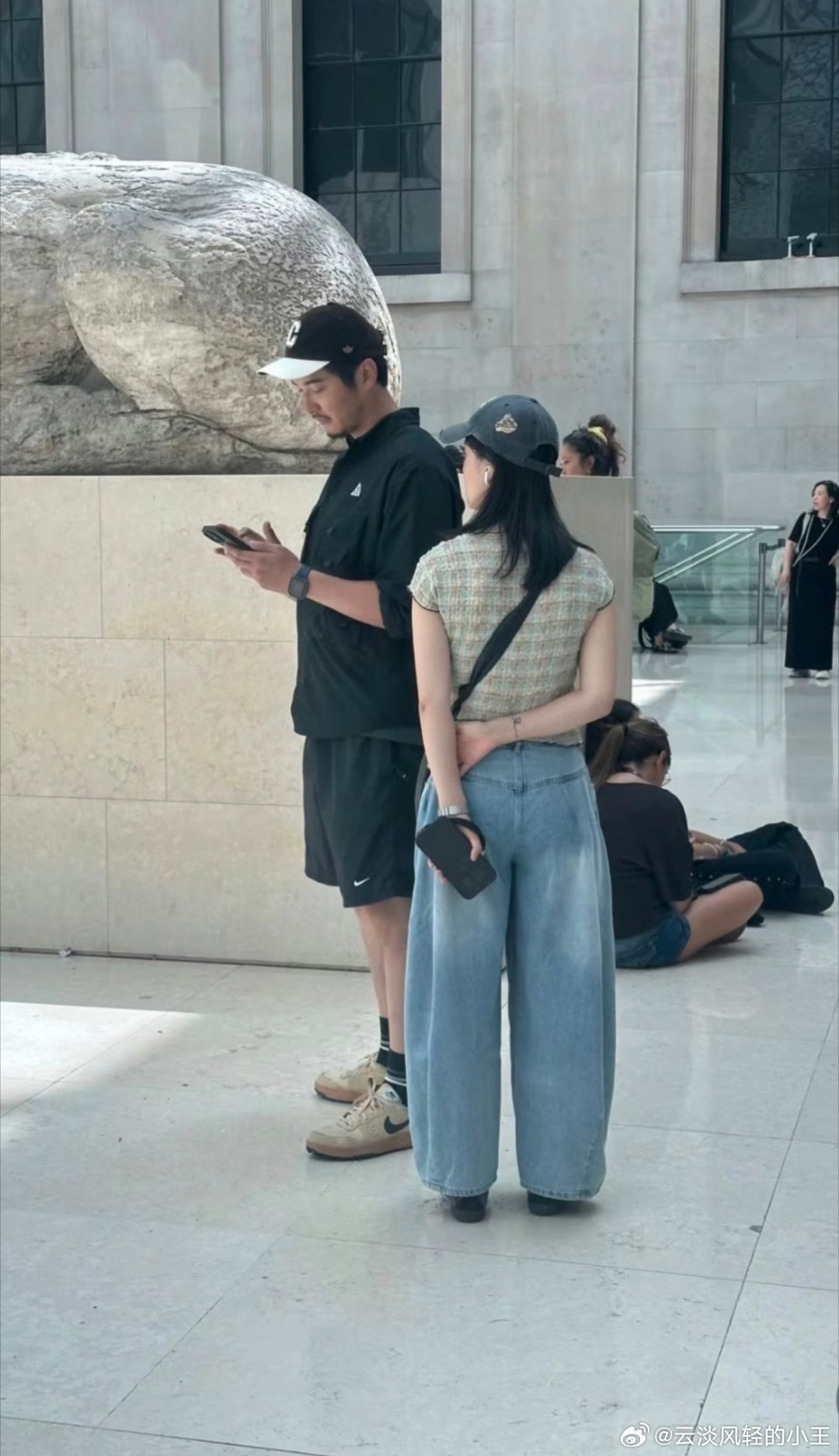 大英博物馆偶遇金世佳夫妇有网友在伦敦大英博物馆偶遇到了金世佳，怎么感觉沧桑了许多