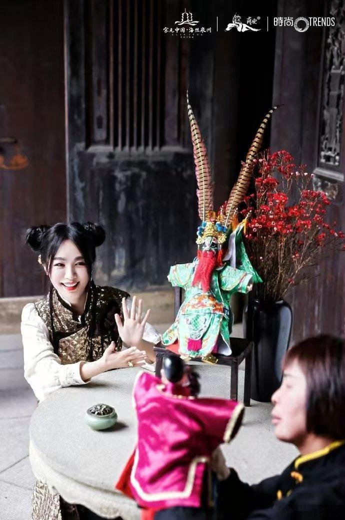 福见南安享成功  李菲儿与南安非遗的碰撞，擦出了耀眼的火花。在她的演绎下，木偶戏