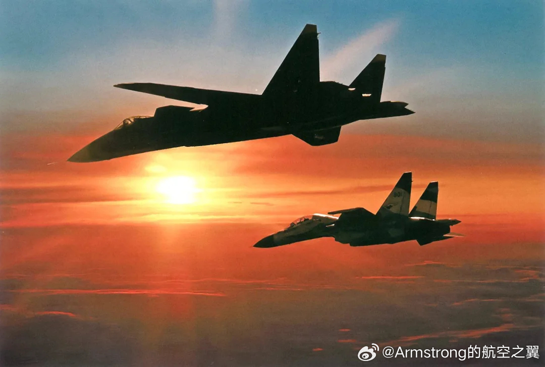 烽火问鼎计划 苏-47夕阳美图。苏-47是一架格斗点满、高速残疾的“偏科”原型机