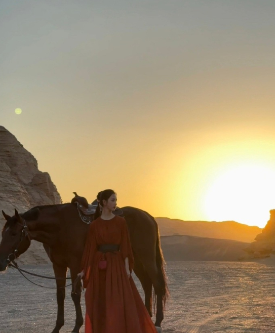 陈都灵红衣牵马陈都灵丹青红衣与戈壁色调相融，牵马时的姿态自然又舒展，《丹青》这组