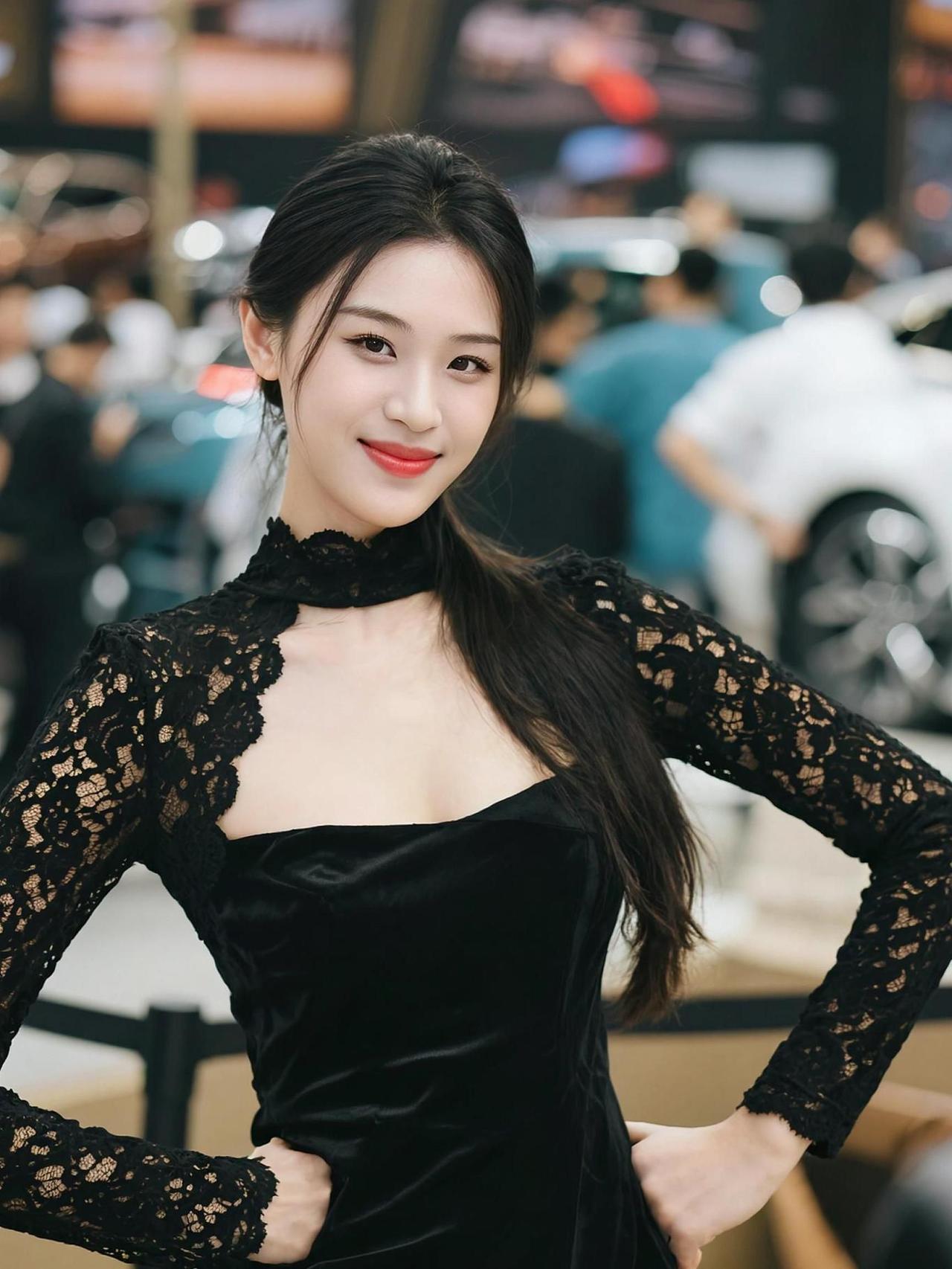 夜色如墨，车流织成光的河流，她立于喧嚣中央，蕾丝轻拢，似暗夜中悄然绽放的花。指尖