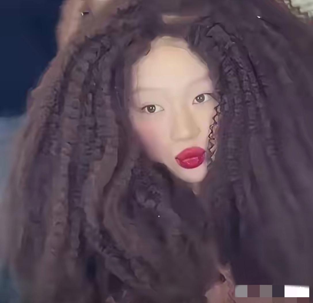 哇塞，镜头中的单依纯泡面发型，淡眉凤眼，双腮染赤，O型红唇如若香肠，平板身材一览