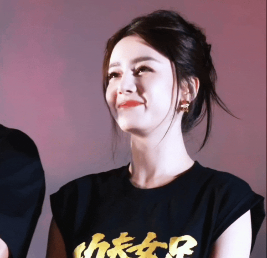诶呀呦 应该逗逗迪迪巴巴讲两句粤语迪丽热巴路演状态 迪丽热巴