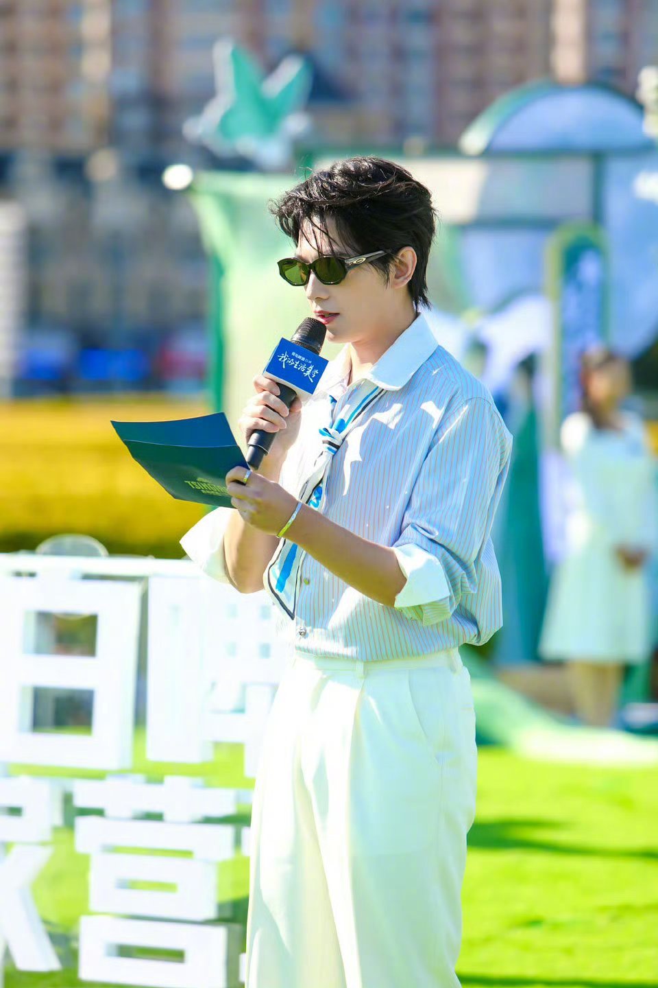 杨洋在大连踏春赏樱帅如建模春日正好，在大连漫步赏樱，简约穿搭满是清爽少年感！人与