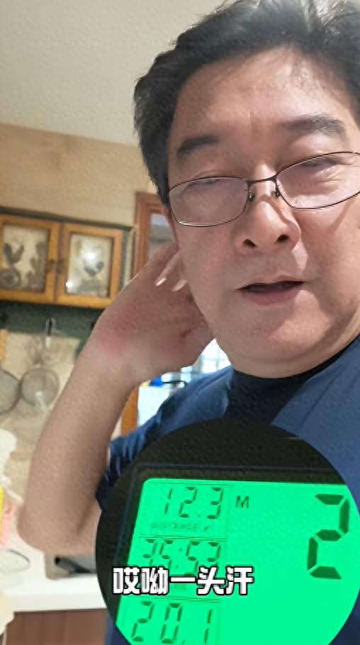 63岁水均益独居北京，厨房老旧看着太接地气
