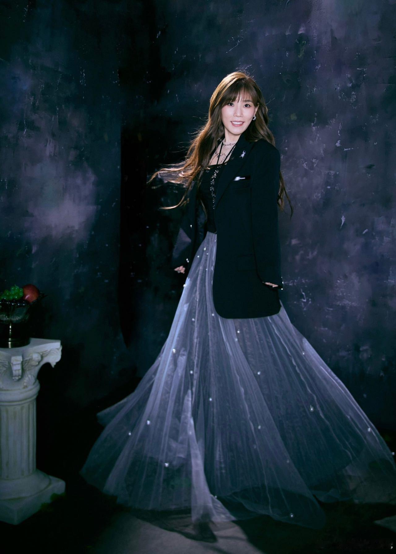 真的很爱《声生不息》的舞台设计💧用一架钢琴就让所有焦点都凝聚在李佳薇身上，粤语