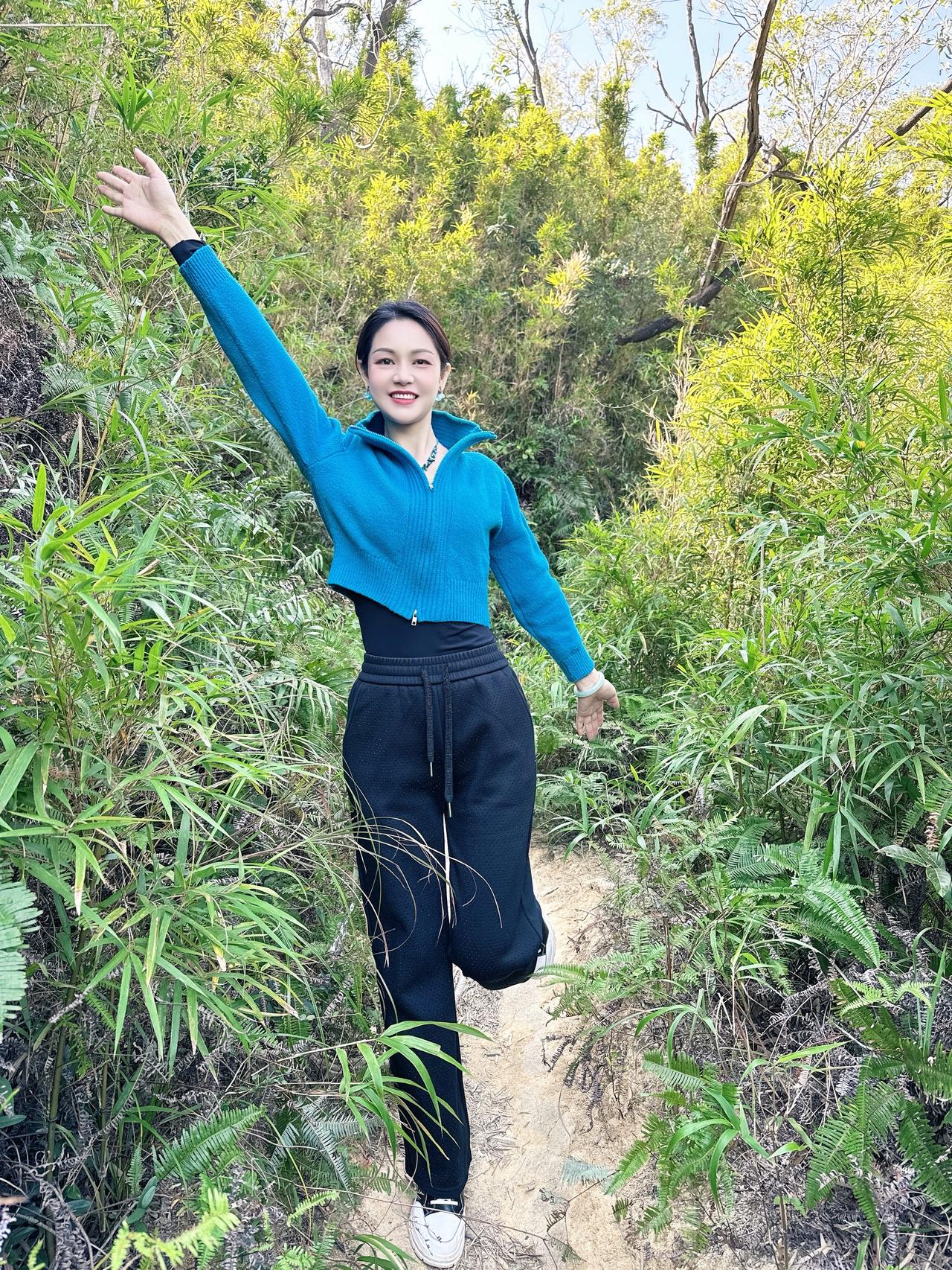 学会与过去和解，与未来言和。心若从容，岁月生香；心若向阳，无谓悲伤。愿你遍历山河