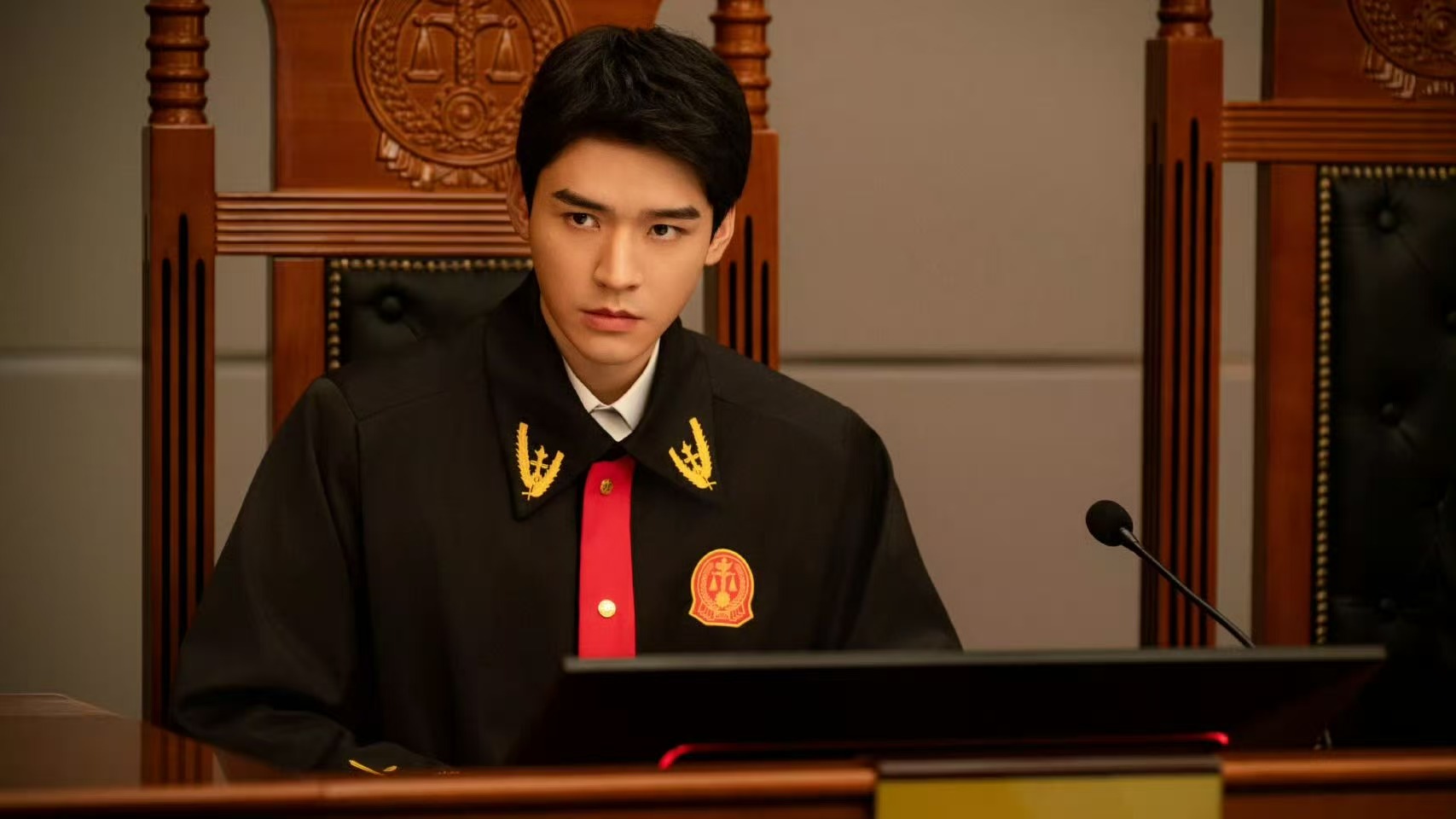 龚俊以心待人龚俊法庭造型龚俊以心待人，好帅，