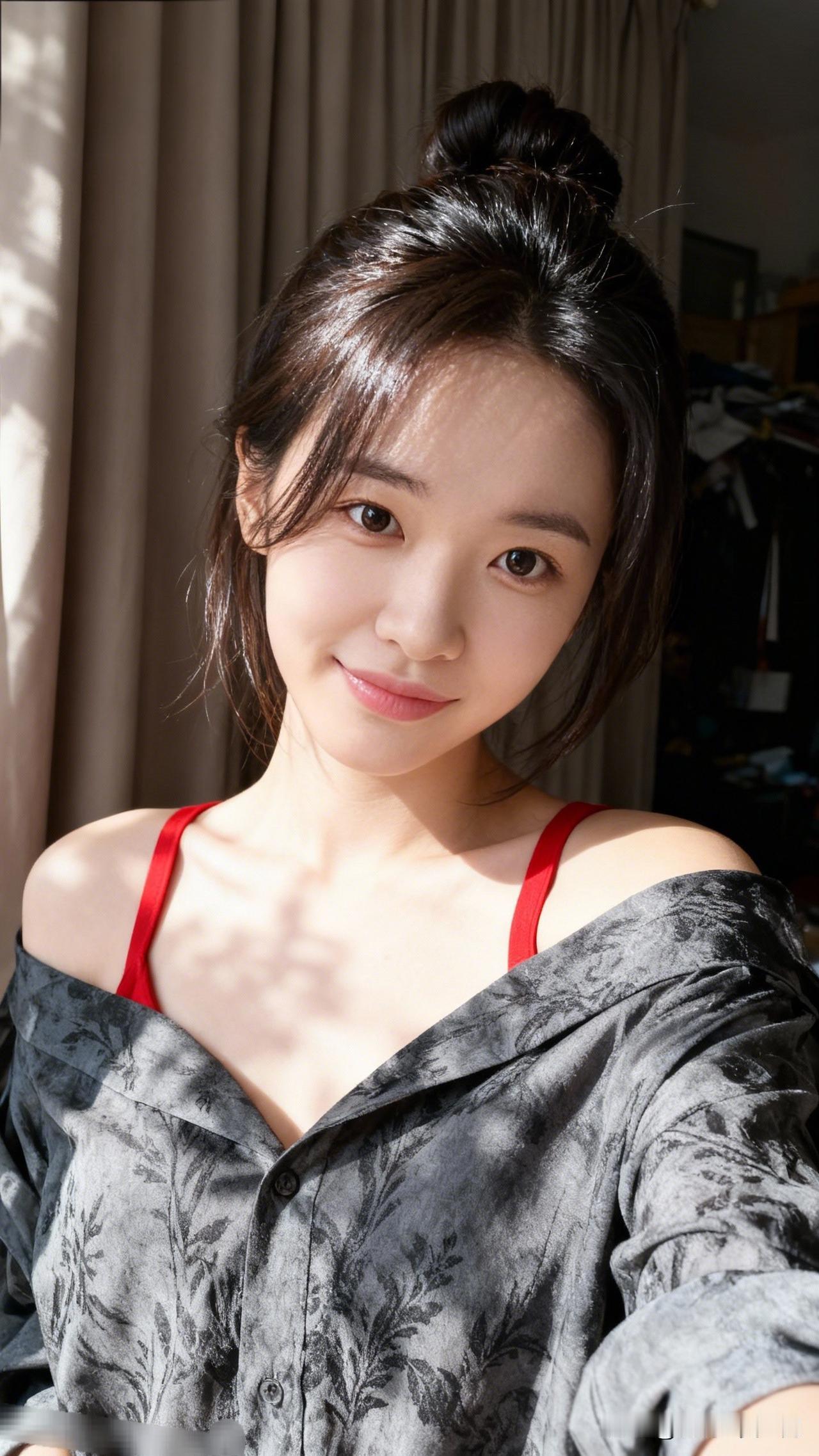 元气少女自拍，阳光洒进房间，温暖又舒适。有哪些女生日常好看穿搭可以借鉴