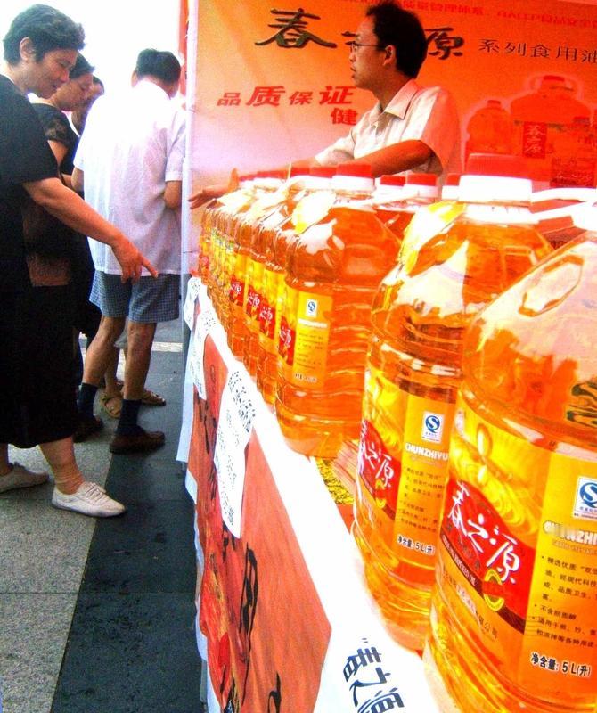 长期吃油超标对健康有什么影响 长期吃油超标对健康危害可不小。现在很多人饮食偏好浓