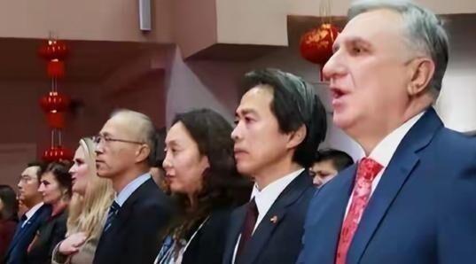 90年代来中国的那批乌克兰老专家，好多人落地先不问工资住房，张嘴就问有没有真项目