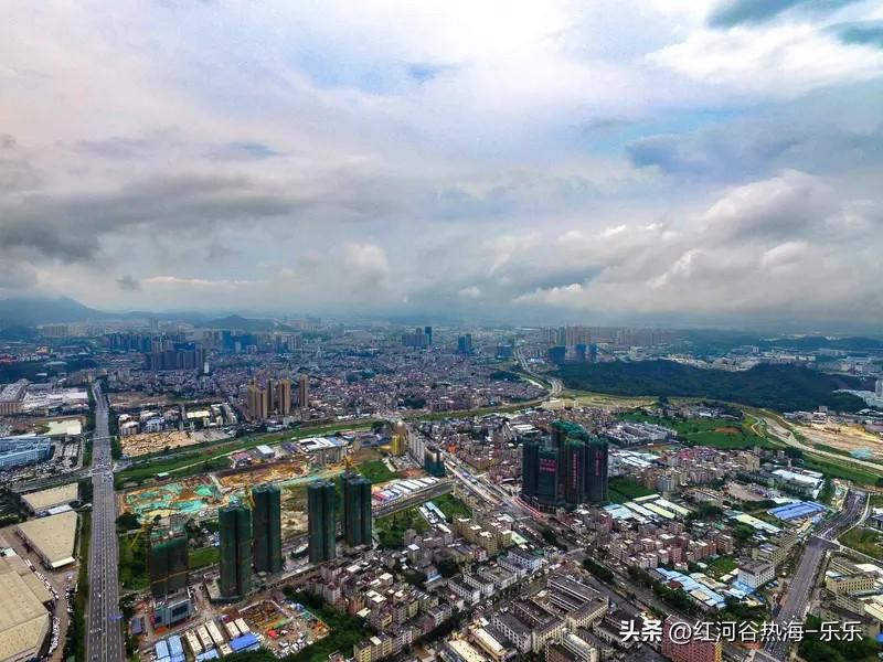 在深圳，房价的差异到底有多大？

以宝中和翻身为例，两个片区仅隔了一条宝安大道，