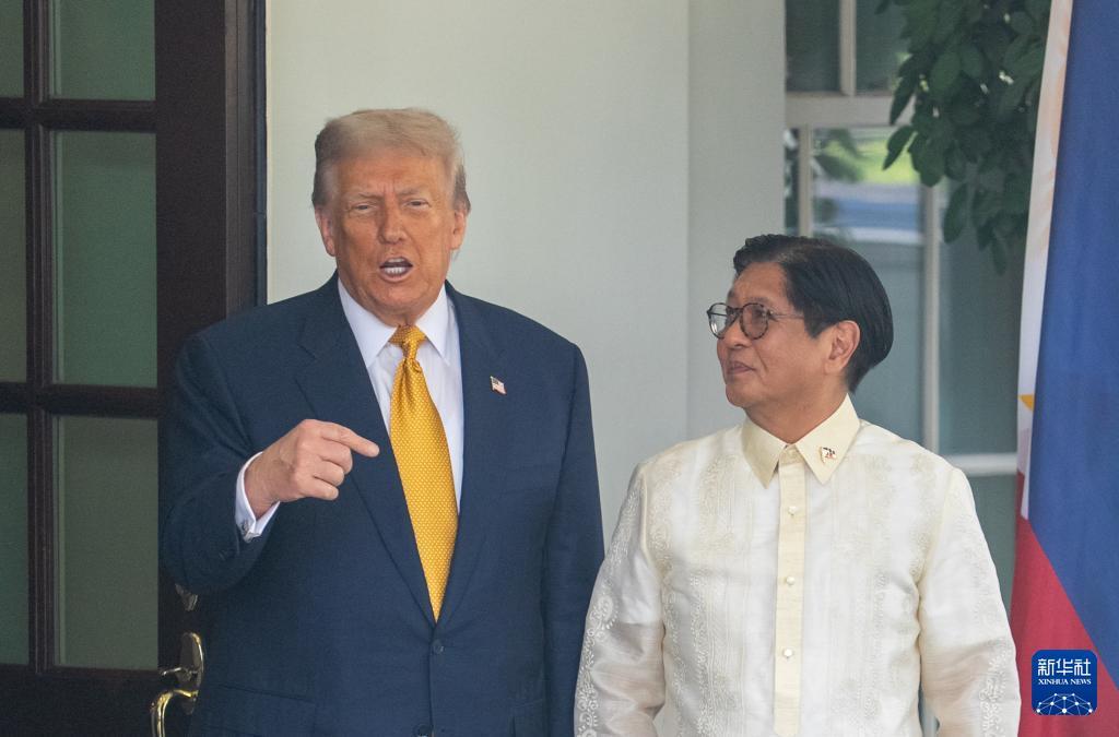 你说家里都乱成一锅粥了，还有心思在男孩南海演习。家里老百姓都吃不上饭了，政府不管