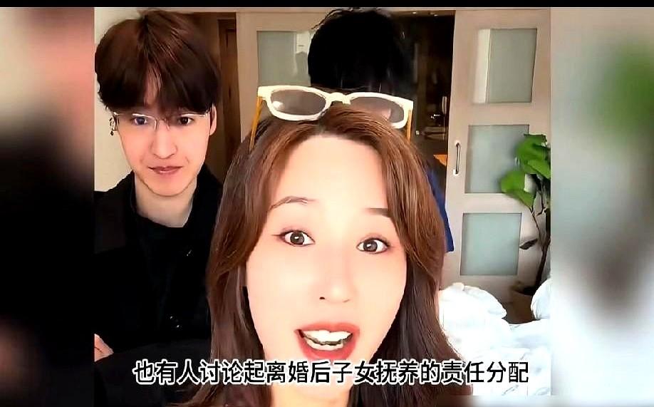 63岁的马景涛，直播时“咚”一声没了。

杭州宋城，高温天，他穿着厚古装演张无忌