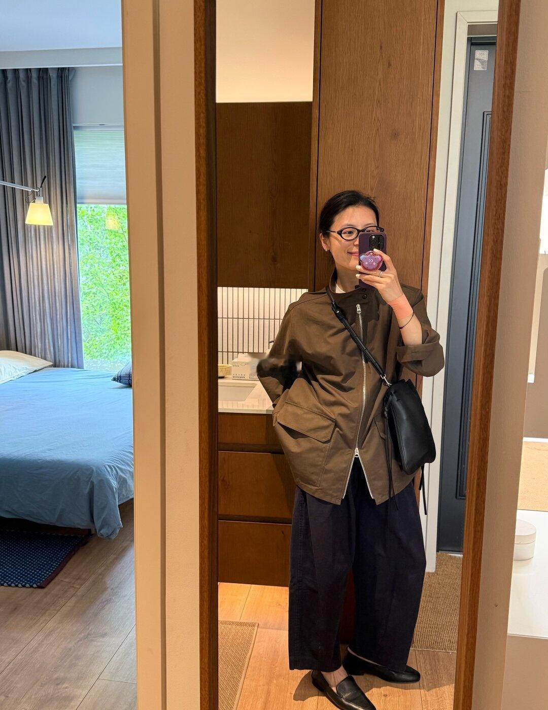 春日
外套：woodenship
裤子：cos
鞋：the row
包：pheb