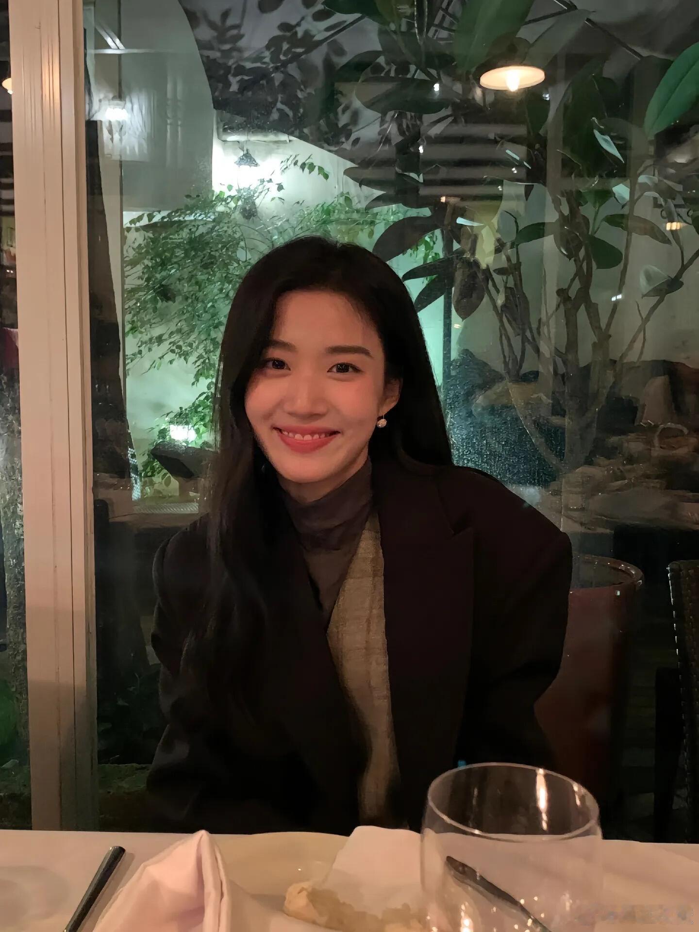 卢昱晓[超话]  卢昱晓｜她有一股清冷温柔韩系感卢昱晓｜ ​​​