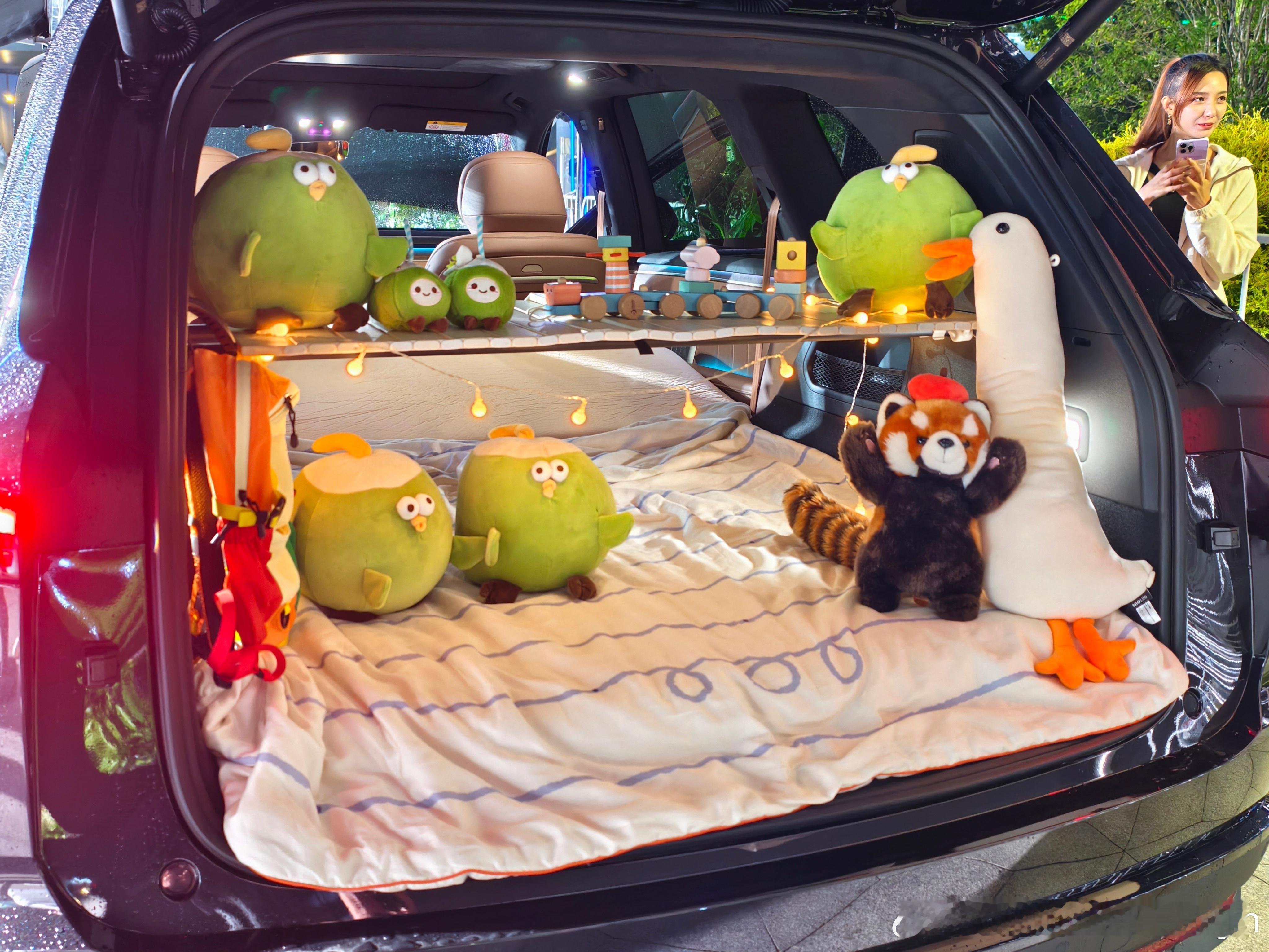 看到现场有不少乐道的用户，下着雨也挡不住大家的热情。新能源汽车中国大五座suv空