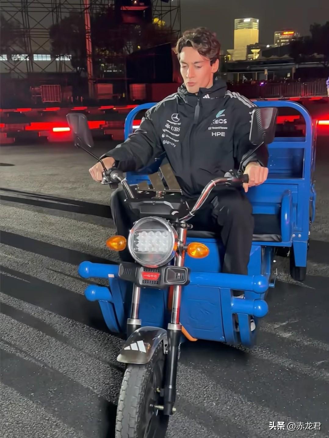 入乡随俗，即便身为 F1 赛车手也不能例外。在上海，三轮车比四轮车更为实用，后面