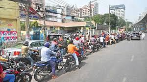 路透社报道称，霍尔木兹海峡的持续关闭进一步加剧了孟加拉国的燃料危机，而该国绝大部