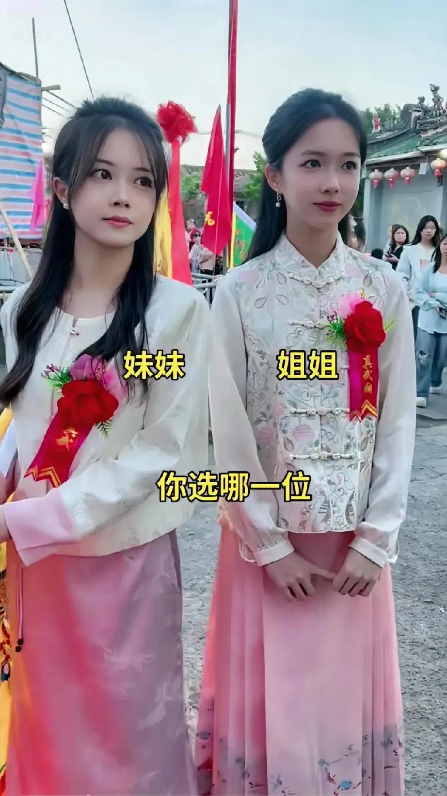 婚礼现场来了两姐妹当伴娘，长相清纯可爱，被众多亲戚好友围观，许多年轻小伙子都在寻